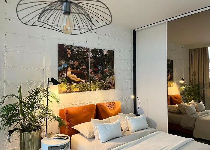 I Piotrkowska Z Wielkim Lustrem, Balkonem I Klimatyzacja